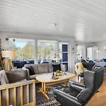 Дом отдыха 4 Bedroom Stunning In *