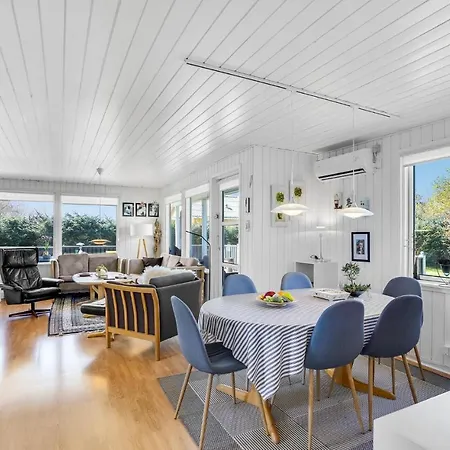 4 Bedroom Stunning In Thyholm